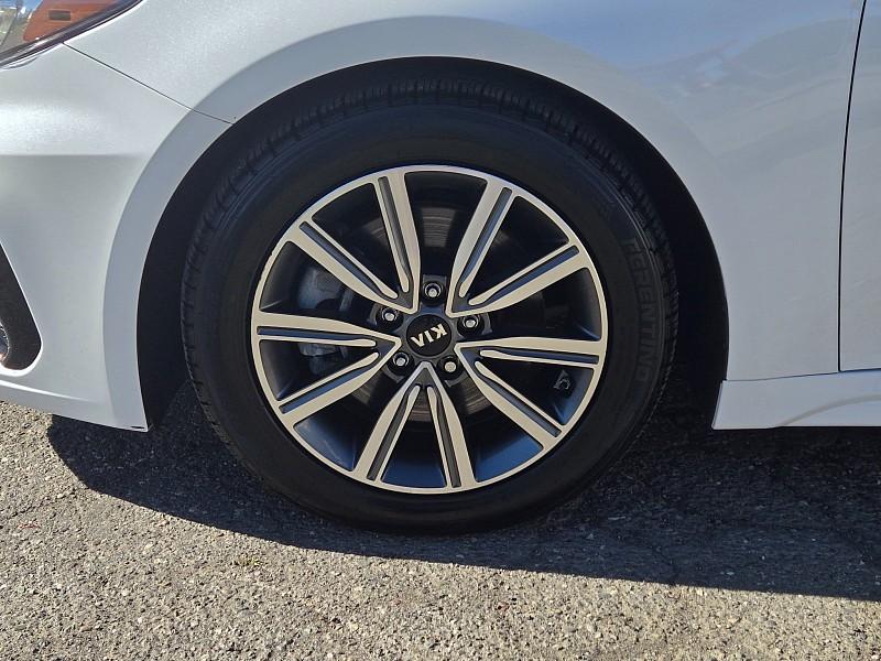 2019 WHITE Kia Optima (5XXGU4L17KG) with an 4-Cyl Turbo 1.6 Liter engine, Automatic 7-Spd Dual-Clutch w/H-Matic transmission, located at 246 E Walker St., Orland, 95963, (530) 865-5800, 39.747589, -122.178398 - Photo #26